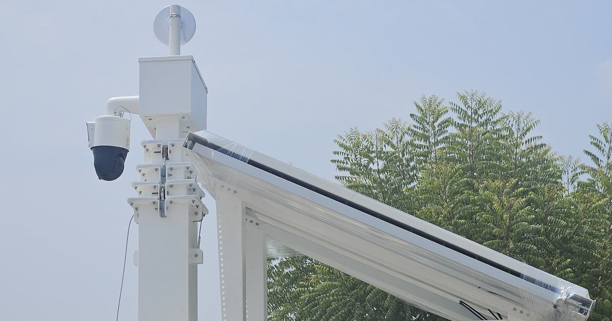 Solar-powered CCTV trolley with PTZ camera and solar panel